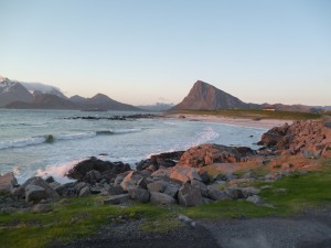 Soleil et montagne à minuit